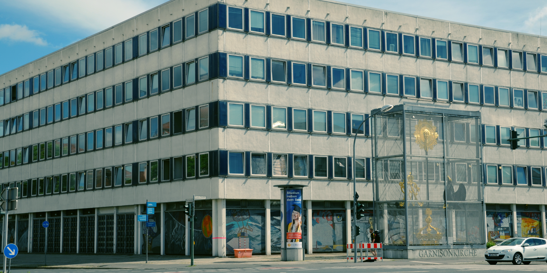 Außenansicht vom Kreuzungsbereich auf das Rechenzentrum in der Dortustraße in Potsdam