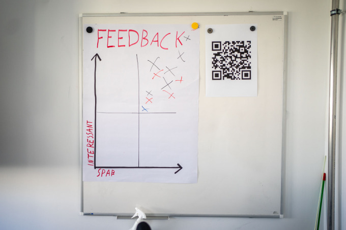 Auf dem Bild ist ein Flipchart zu sehen, auf dem die Schülerinnen und Schüler Feedback abgegeben haben. Auf der Matrix wurden Spaß und Interesse bewertet. Alle Teilnehmenden setzen ihr Kreuz für die Veranstaltung bei hohem Spaß und hohem Interesse.