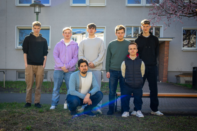 Sieben Auszubildende der Ausbildungsklasse P232 haben nach der Veranstaltung ein zufriedenes Gruppenfoto vor dem Gebäude des IT-Schulungszentrums des ZIT-BB aufgenommen
