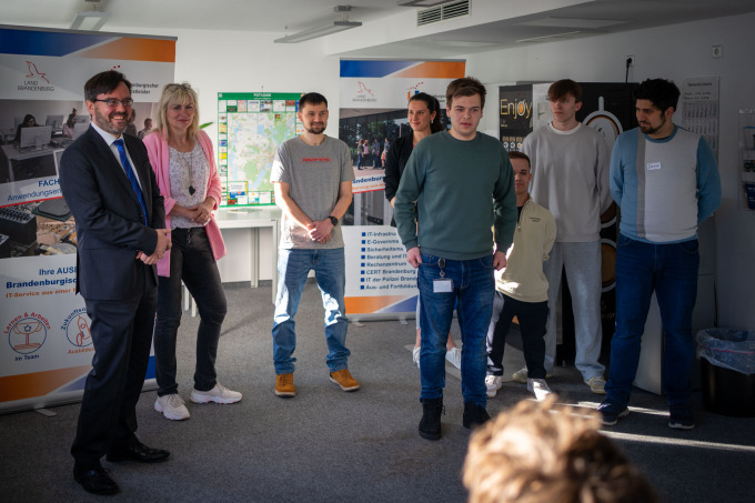 Der 2. Geschäftsführer eröffnet die Vormittagsveranstaltung zusammen mit den Auszubildenden und dem Team des IT-Schulungszentrums