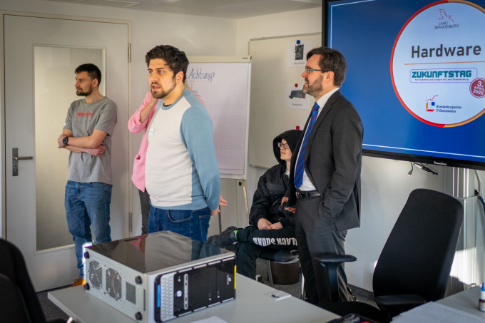 Der 2. Geschäftsführer Hr. Dr. Musold eröffnet die Station Hardware