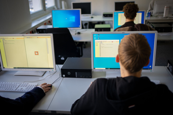 Ein Blick von hinten auf die Bildschirme während die Schüler Hamster-Java-Aufgaben lösen