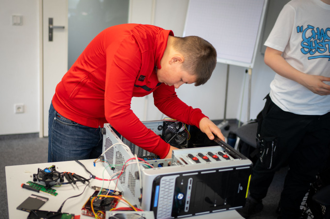 Ein Schüler arbeitet fleißig an einem PC bei der Hardware-Station