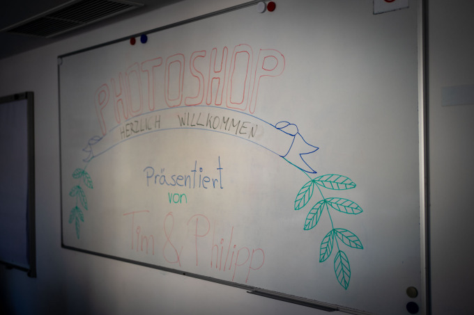 Auf dem Tafelbild der Station Bildbearbeitung begrüßen die Auszubildenden herzlich die teilnehmenden Schüler und Schülerinnen