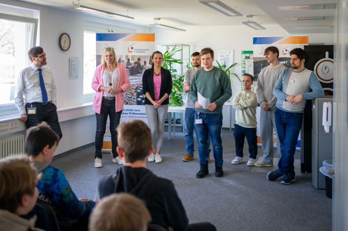 Der 2. Geschäftsführer eröffnet die Nachmittagsveranstaltung zusammen mit den Auszubildenden und dem Team des IT-Schulungszentrums