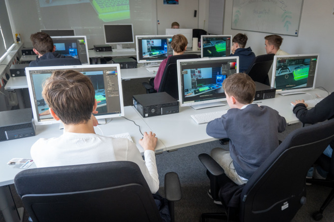 Sechs Schüler bearbeiten fleißig die Aufgaben bei der Station Bildbearbeitung